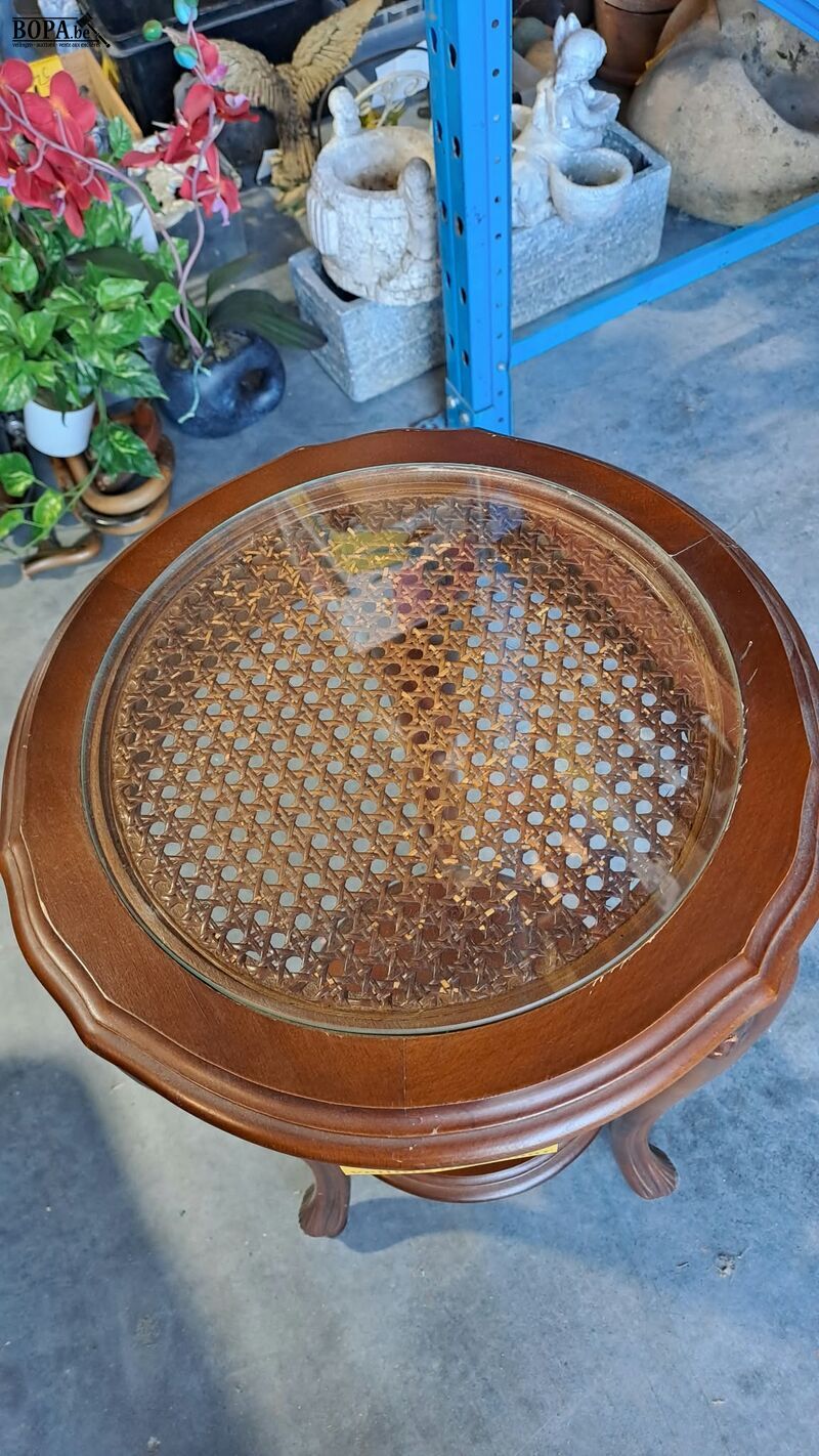 Sierlijke houten bijzettafel met blad in vlechtwerk en glas – foto 4 – kavel bij BOPA Auctions, Aarsele