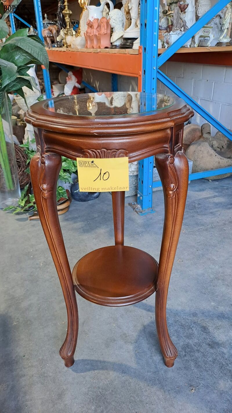 Sierlijke houten bijzettafel met blad in vlechtwerk en glas – foto 5 – kavel bij BOPA Auctions, Aarsele
