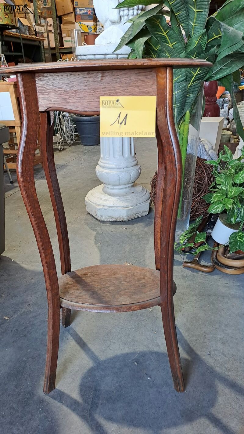 Antieken houten plantentafel met sierlijk gebogen poten en o – foto 2 – kavel bij BOPA Auctions, Aarsele