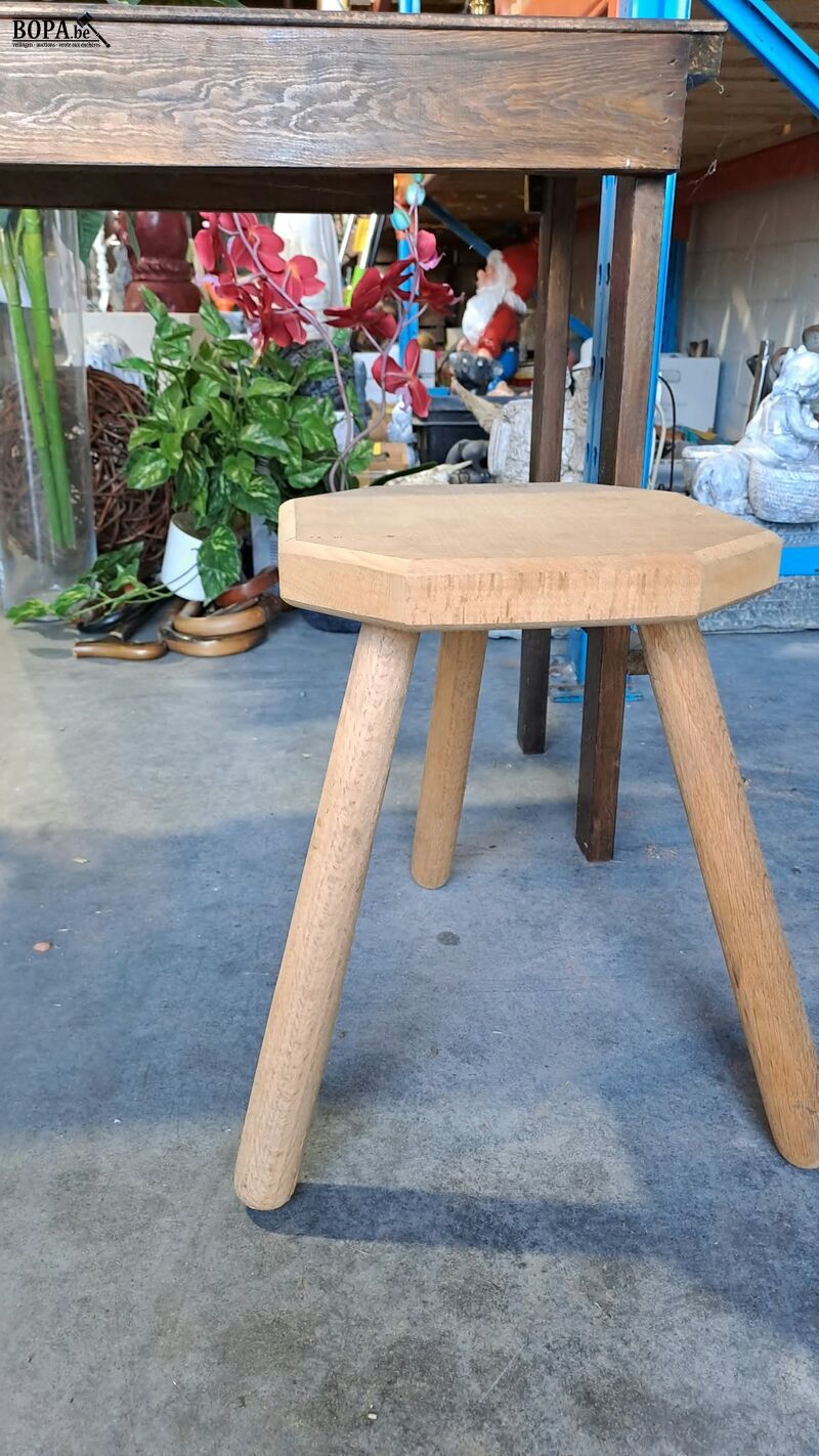 Lot houten plantentafeltje en kruk met 3 poten - 2 stuks – foto 3 – kavel bij BOPA Auctions, Aarsele