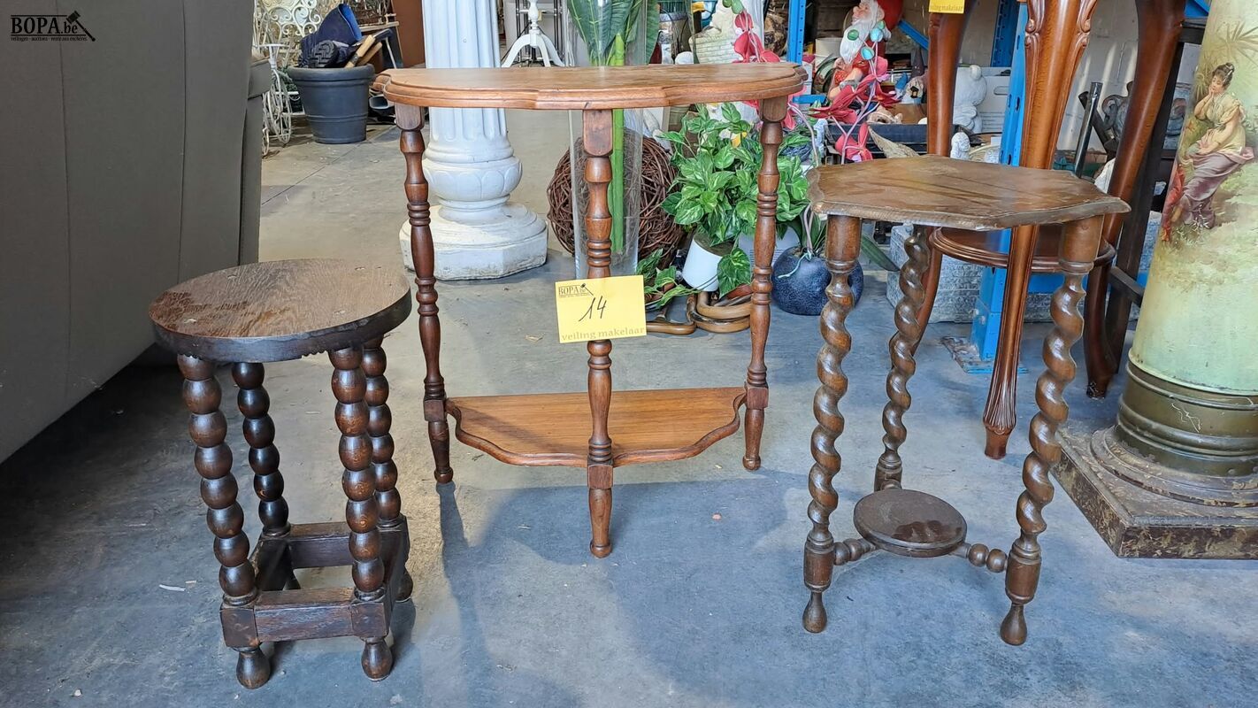 Lot houten bijzettafeltjes met gedraaide poten - 3 stuks – foto 2 – kavel bij BOPA Auctions, Aarsele