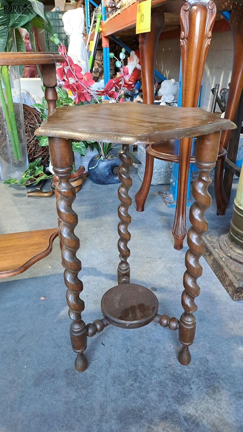Lot houten bijzettafeltjes met gedraaide poten - 3 stuks – foto 3 – kavel bij BOPA Auctions, Aarsele