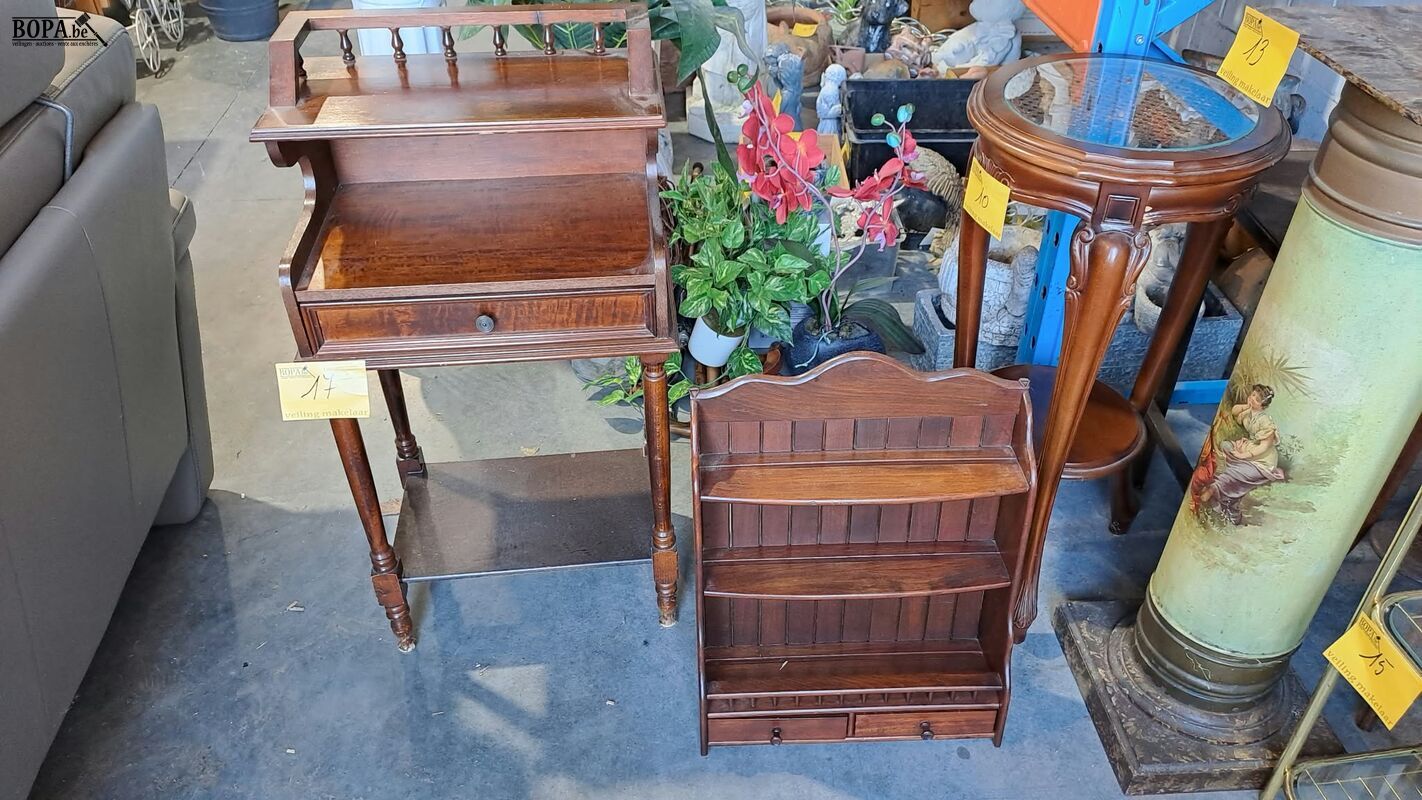 Antieken telefoontafel met lades en antieken houten wandrek – foto 2 – kavel bij BOPA Auctions, Aarsele