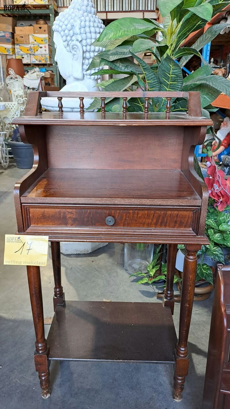 Antieken telefoontafel met lades en antieken houten wandrek – foto 3 – kavel bij BOPA Auctions, Aarsele
