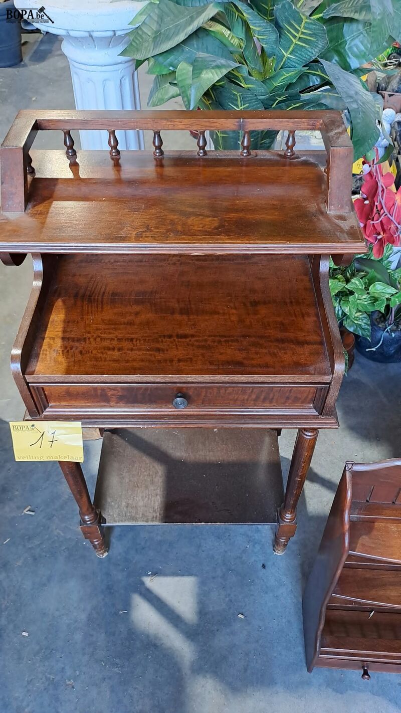 Antieken telefoontafel met lades en antieken houten wandrek – foto 4 – kavel bij BOPA Auctions, Aarsele