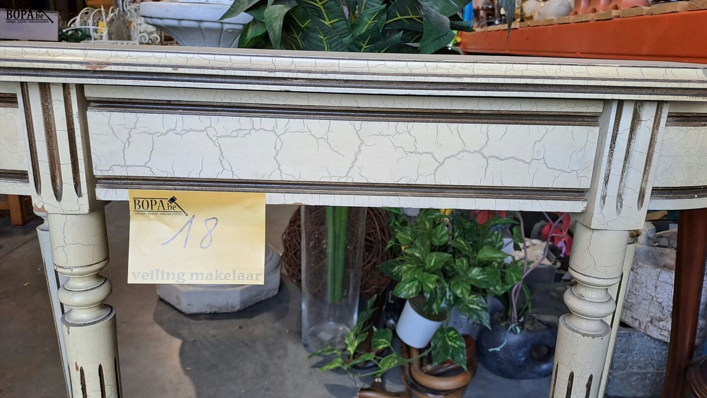 Klassieke Lodewijk XVI-stijl consoletafel, gebarsten cremekl – foto 4 – kavel bij BOPA Auctions, Aarsele