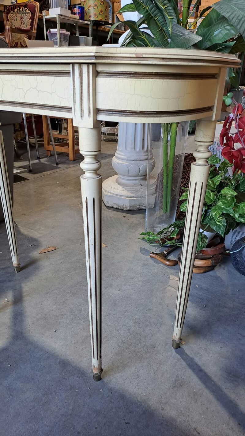 Klassieke Lodewijk XVI-stijl consoletafel, gebarsten cremekl – foto 6 – kavel bij BOPA Auctions, Aarsele