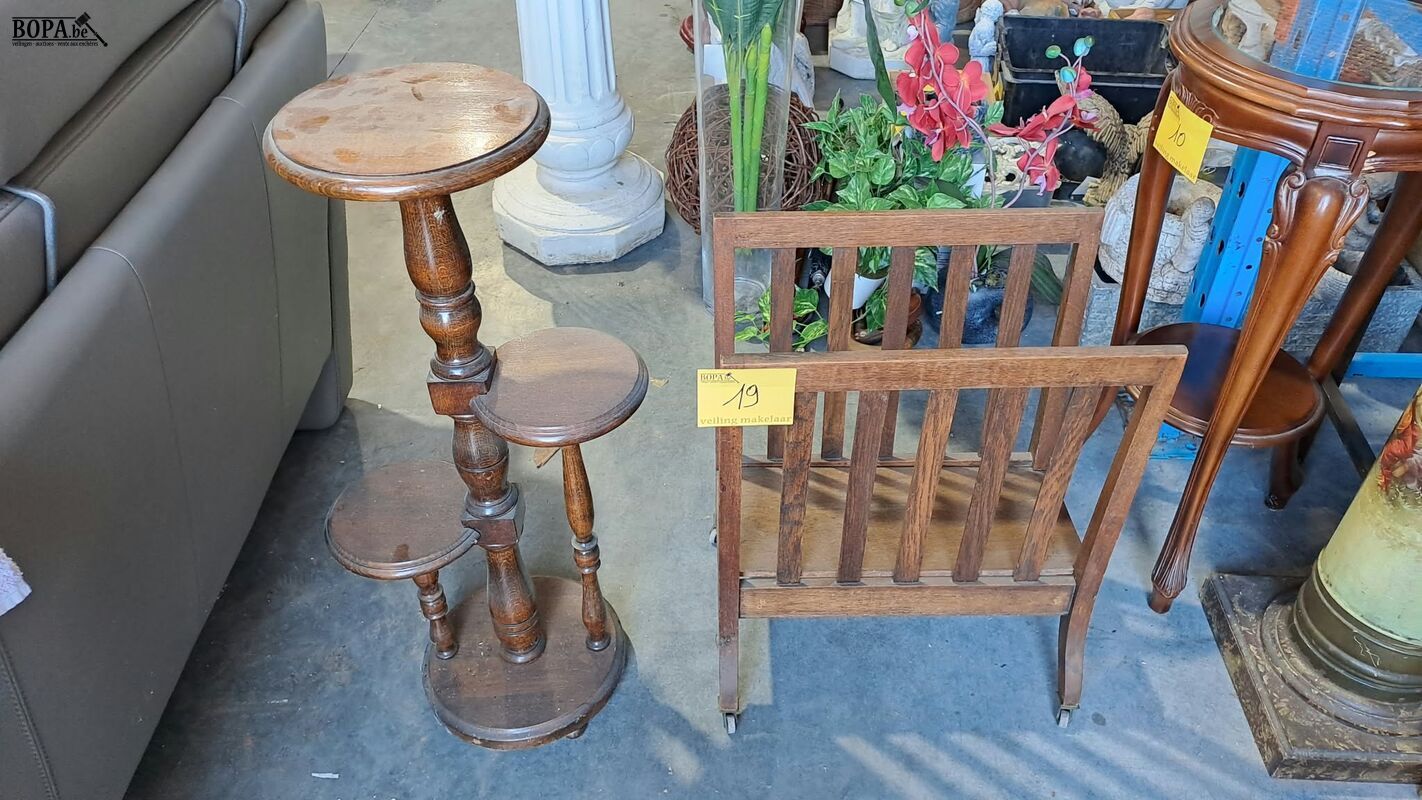 Robuuste krantenhouder op wielen en houten gelaagde plantens – foto 2 – kavel bij BOPA Auctions, Aarsele