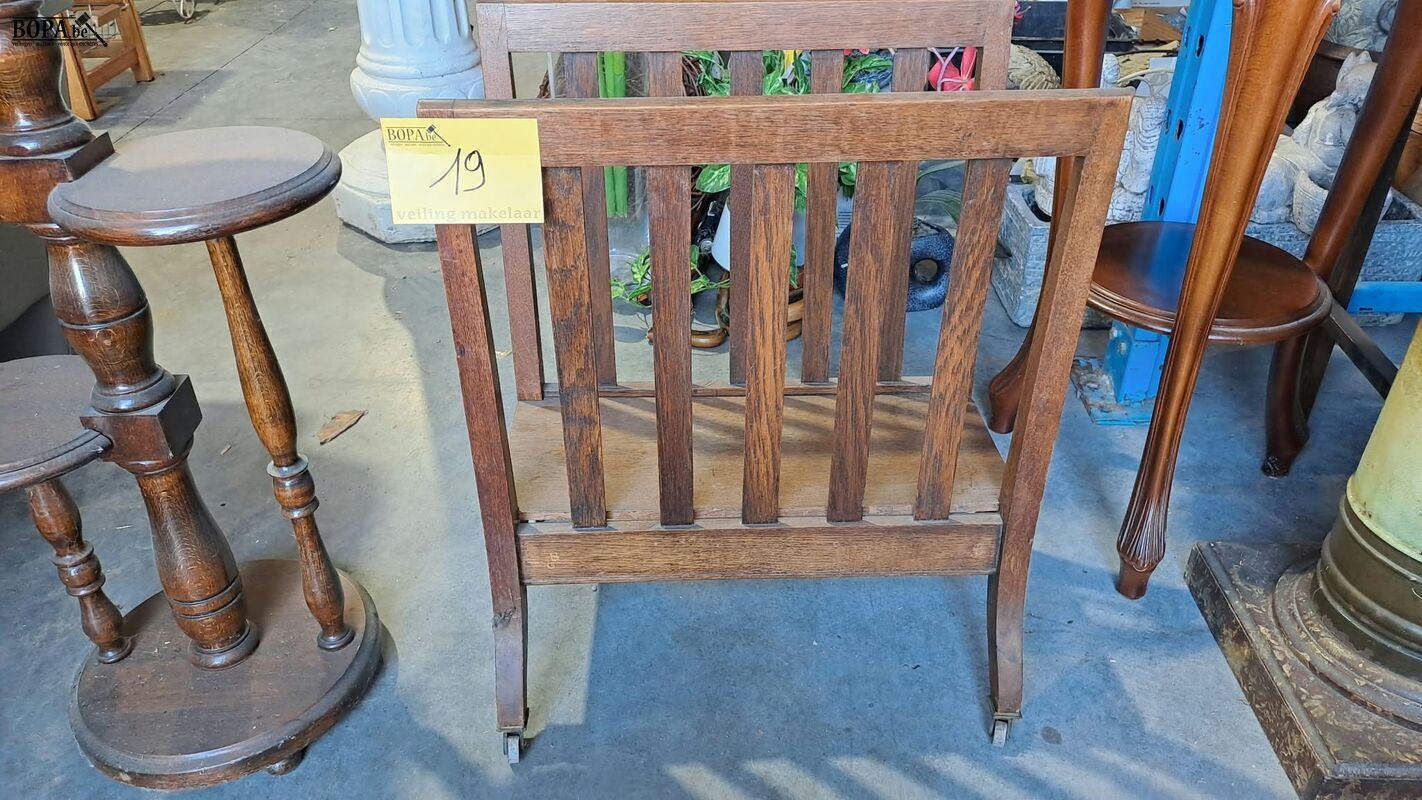Robuuste krantenhouder op wielen en houten gelaagde plantens – foto 4 – kavel bij BOPA Auctions, Aarsele