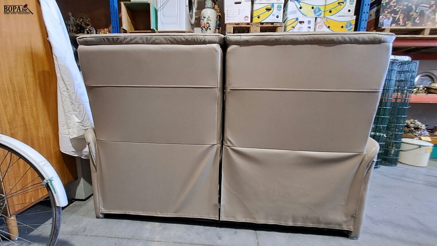 Lichtgrijze lederen relaxsofa voor 2 personen met hoge rugle – foto 3 – kavel bij BOPA Auctions, Aarsele