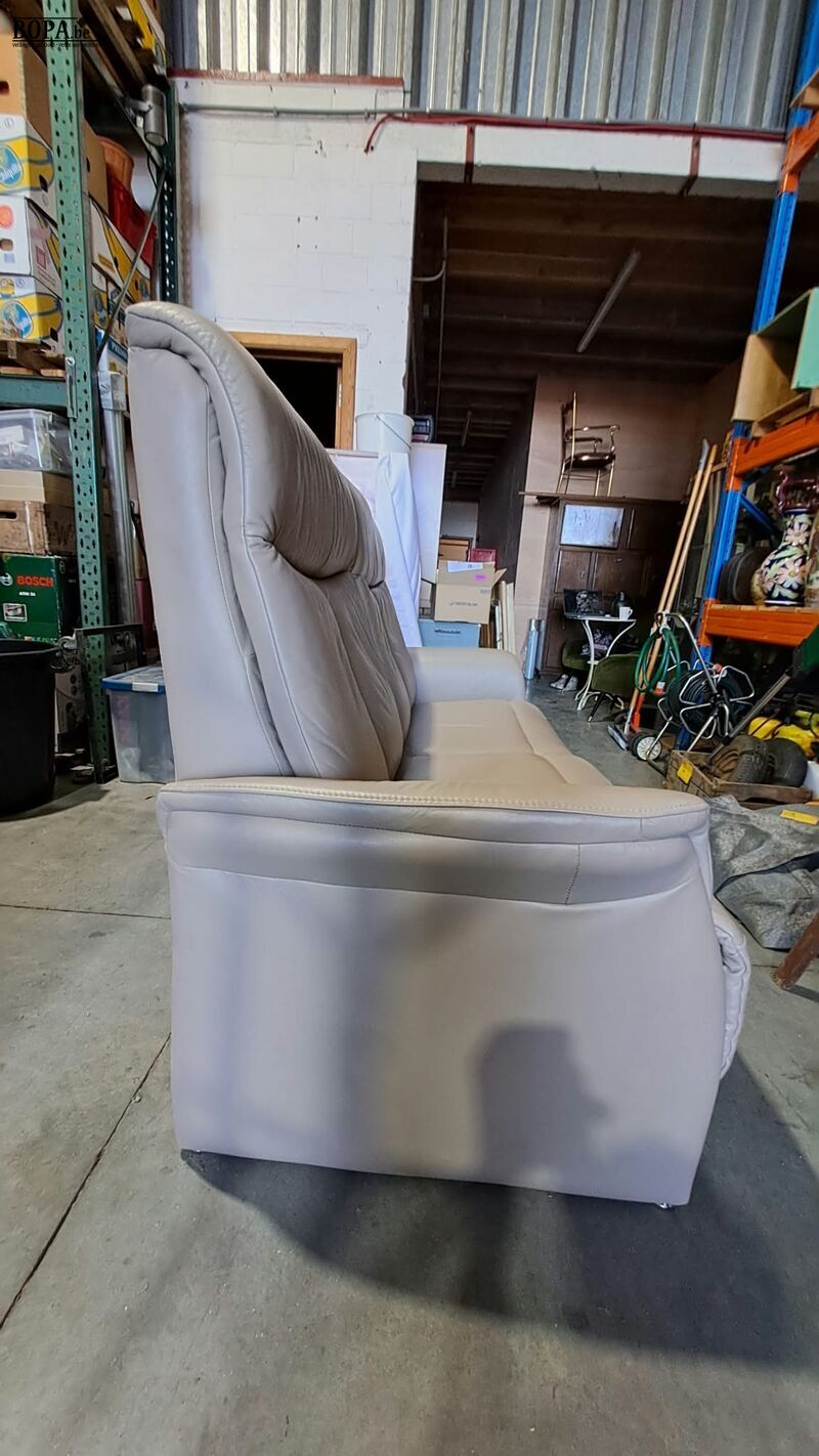 Lichtgrijze lederen relaxsofa voor 2 personen met hoge rugle – foto 4 – kavel bij BOPA Auctions, Aarsele