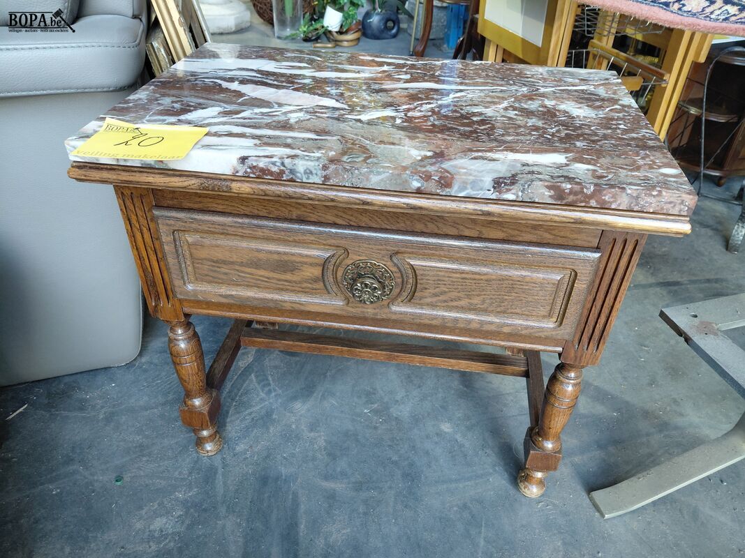 Robuuste houten bijzettafel met rood wit marmeren blad – foto 2 – kavel bij BOPA Auctions, Aarsele