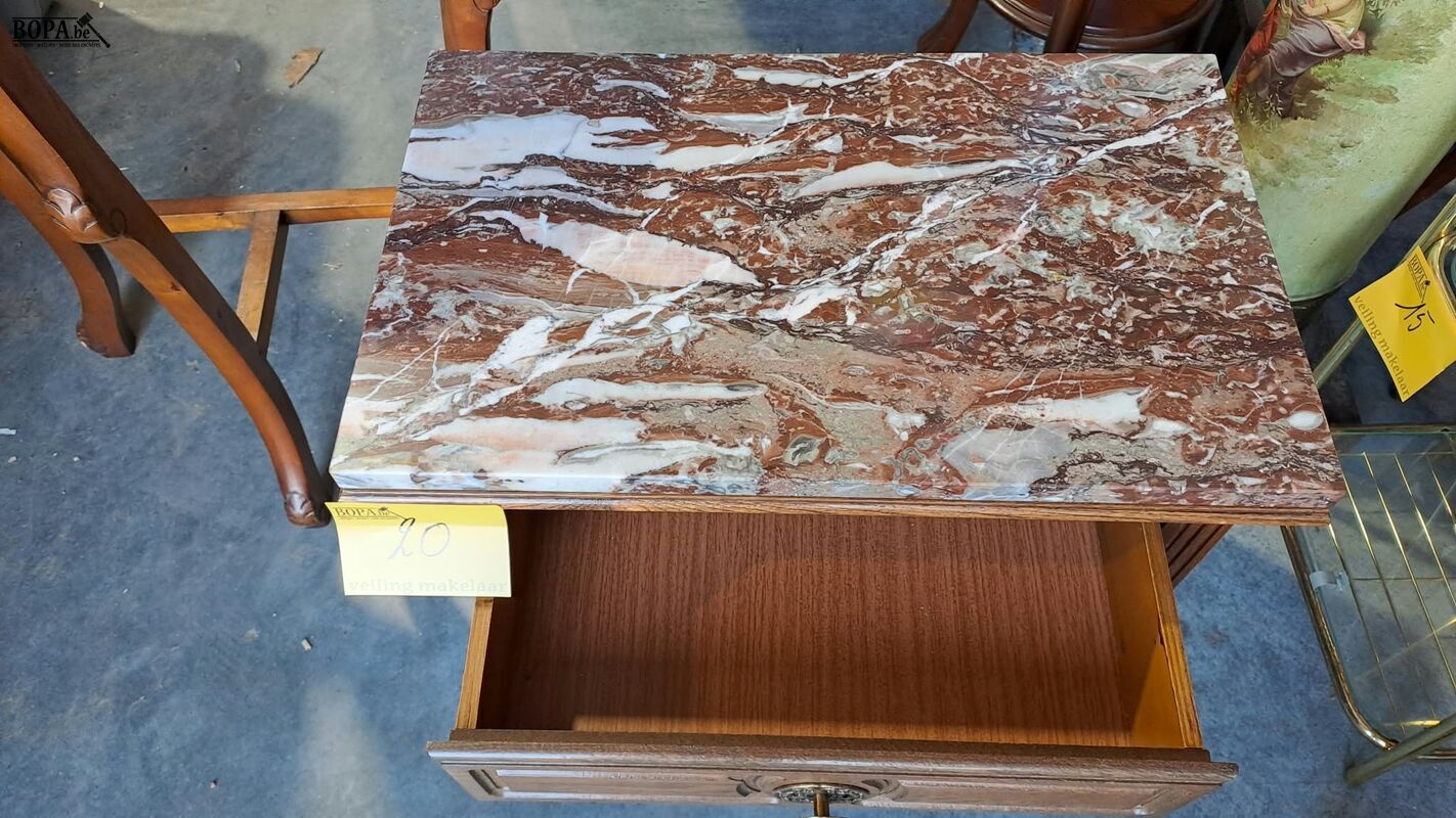 Robuuste houten bijzettafel met rood wit marmeren blad – foto 3 – kavel bij BOPA Auctions, Aarsele