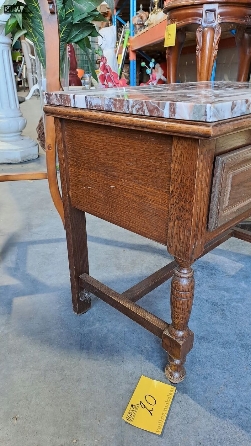 Robuuste houten bijzettafel met rood wit marmeren blad – foto 4 – kavel bij BOPA Auctions, Aarsele
