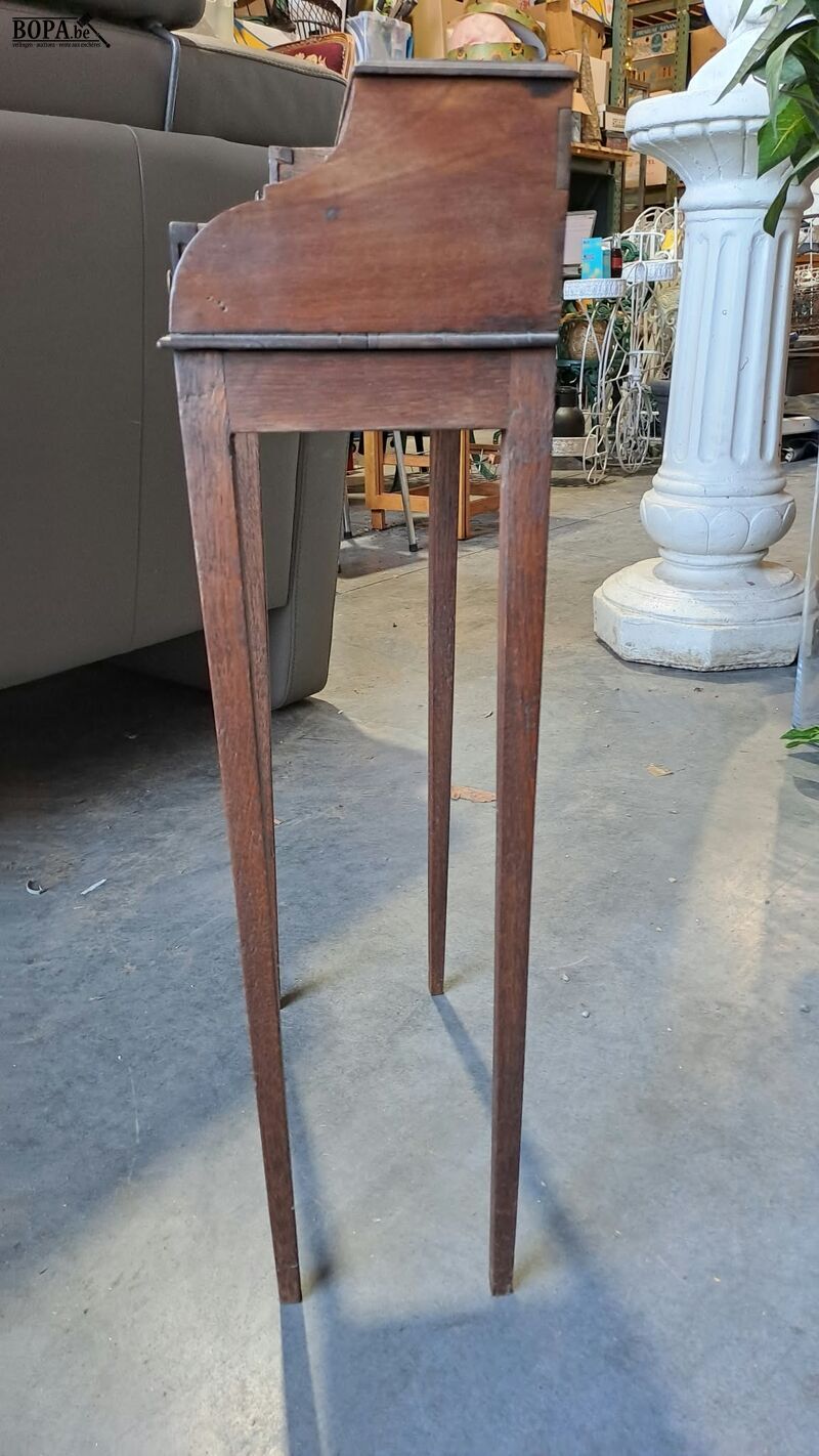 Smal antieken houten bijzettafeltje/mini-secretaire met lade – foto 4 – kavel bij BOPA Auctions, Aarsele