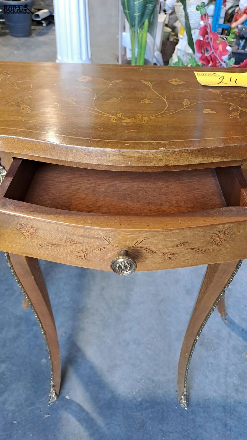 Bijzettafel Lodewijk XV stijl walnotenhout met bloeminlegwer – foto 3 – kavel bij BOPA Auctions, Aarsele