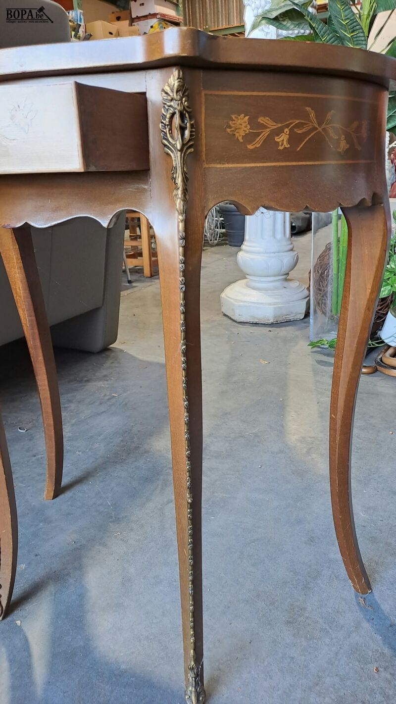 Bijzettafel Lodewijk XV stijl walnotenhout met bloeminlegwer – foto 4 – kavel bij BOPA Auctions, Aarsele