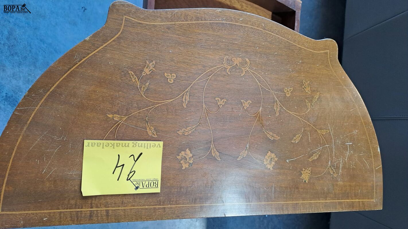 Bijzettafel Lodewijk XV stijl walnotenhout met bloeminlegwer – foto 6 – kavel bij BOPA Auctions, Aarsele