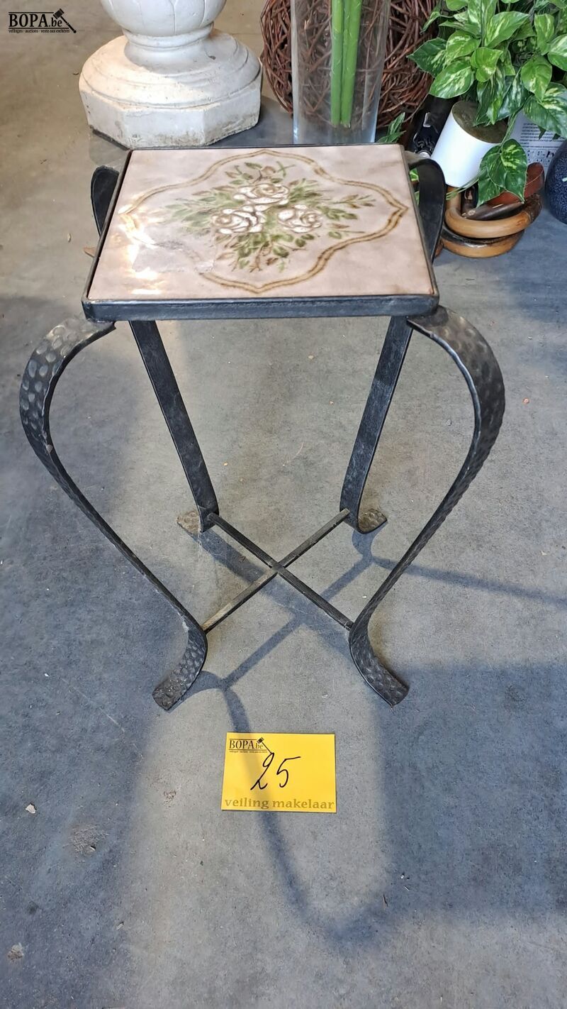 Vintage smeedijzeren plantenrek met keramische tegel rozenmo – foto 2 – kavel bij BOPA Auctions, Aarsele