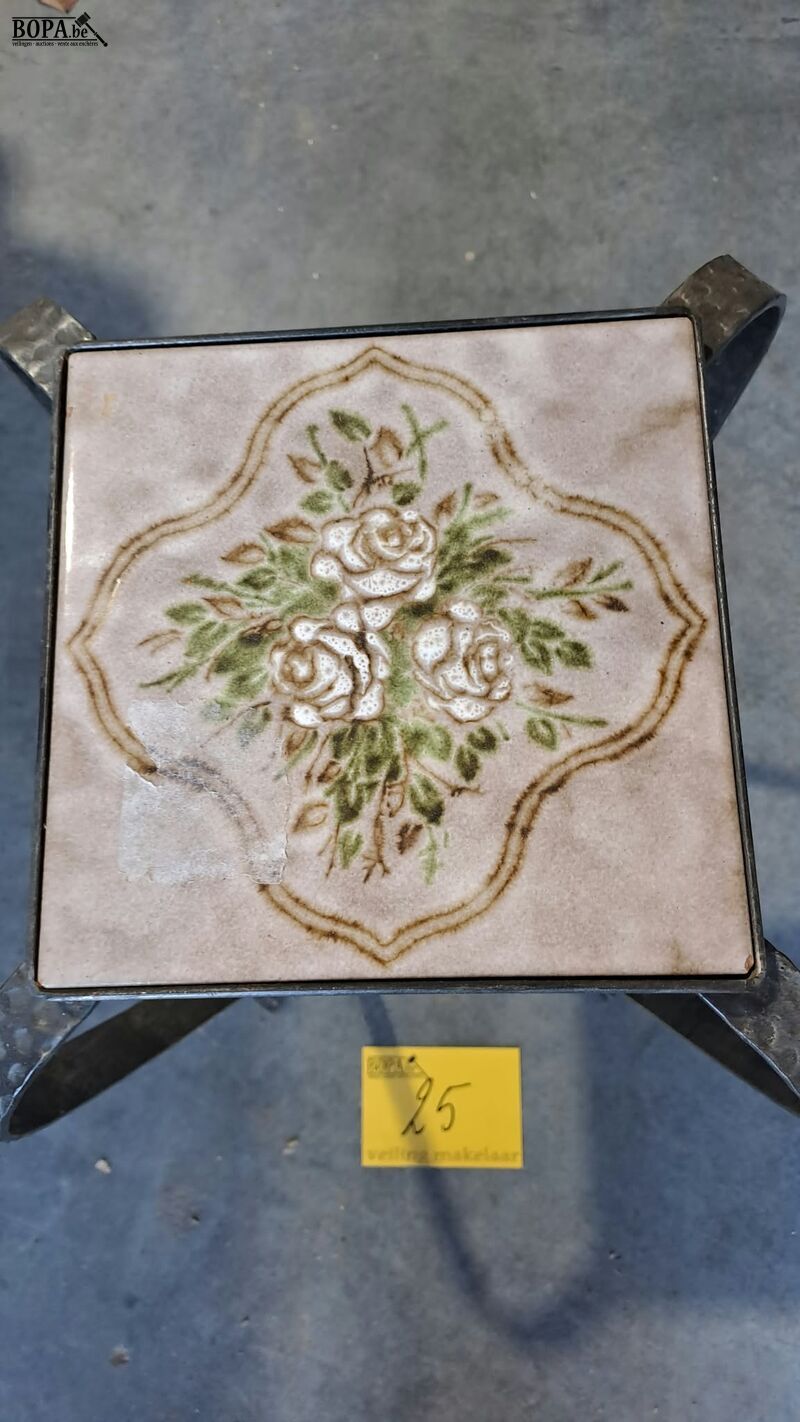 Vintage smeedijzeren plantenrek met keramische tegel rozenmo – foto 3 – kavel bij BOPA Auctions, Aarsele