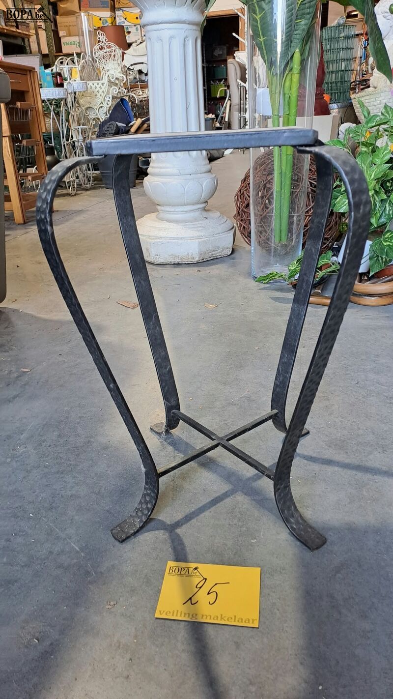 Vintage smeedijzeren plantenrek met keramische tegel rozenmo – foto 4 – kavel bij BOPA Auctions, Aarsele
