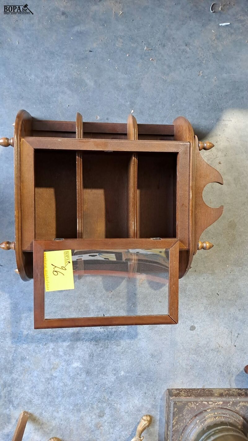Vintage houten wandvitrinekast – foto 3 – kavel bij BOPA Auctions, Aarsele