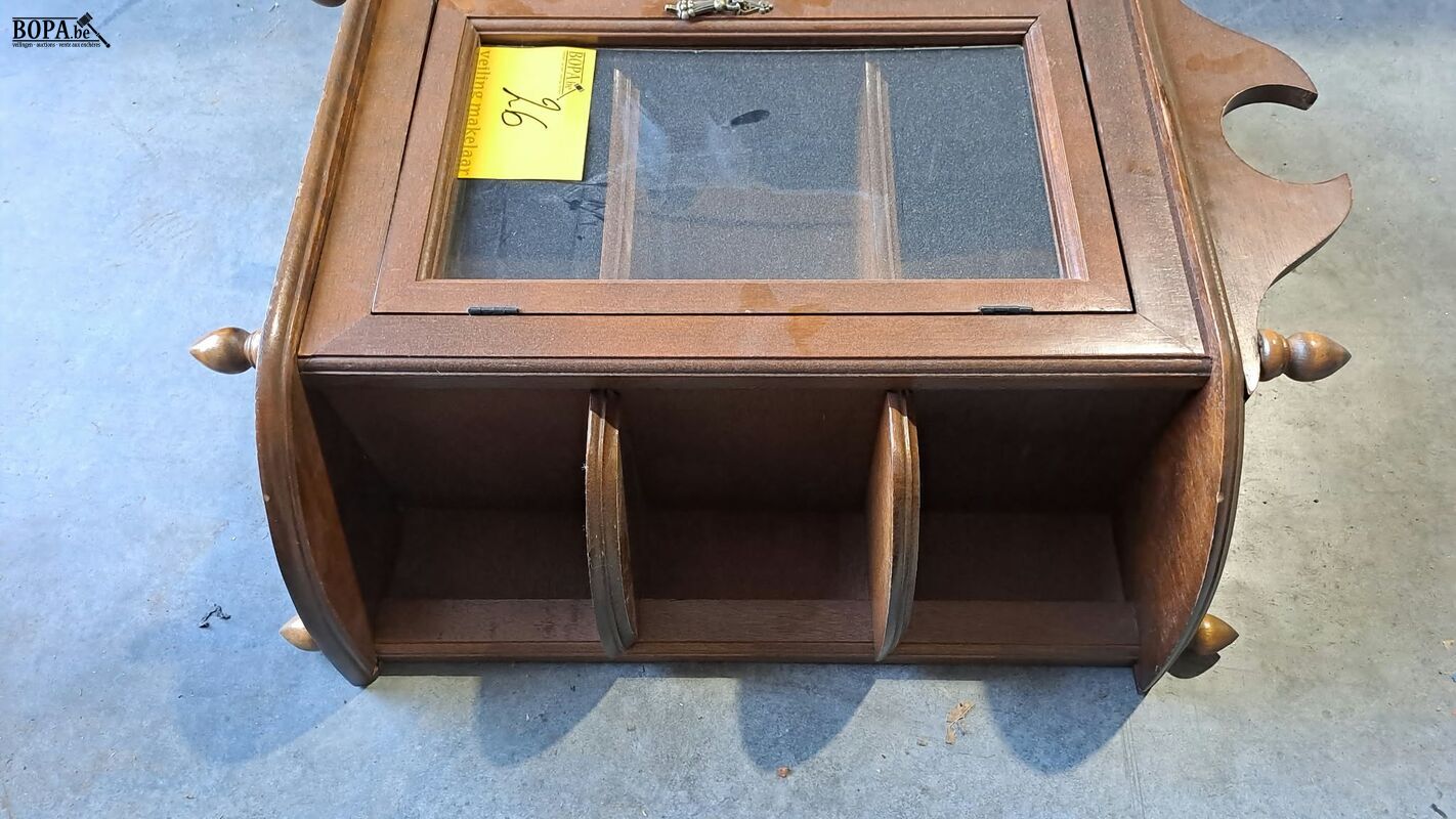 Vintage houten wandvitrinekast – foto 5 – kavel bij BOPA Auctions, Aarsele
