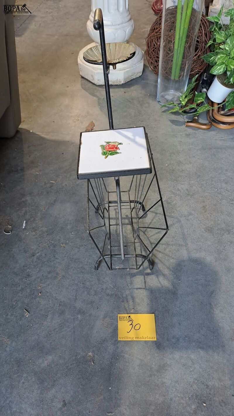 Vintage metalen lectuurbak Mid-Century met ingebouwd rooksta – foto 2 – kavel bij BOPA Auctions, Aarsele