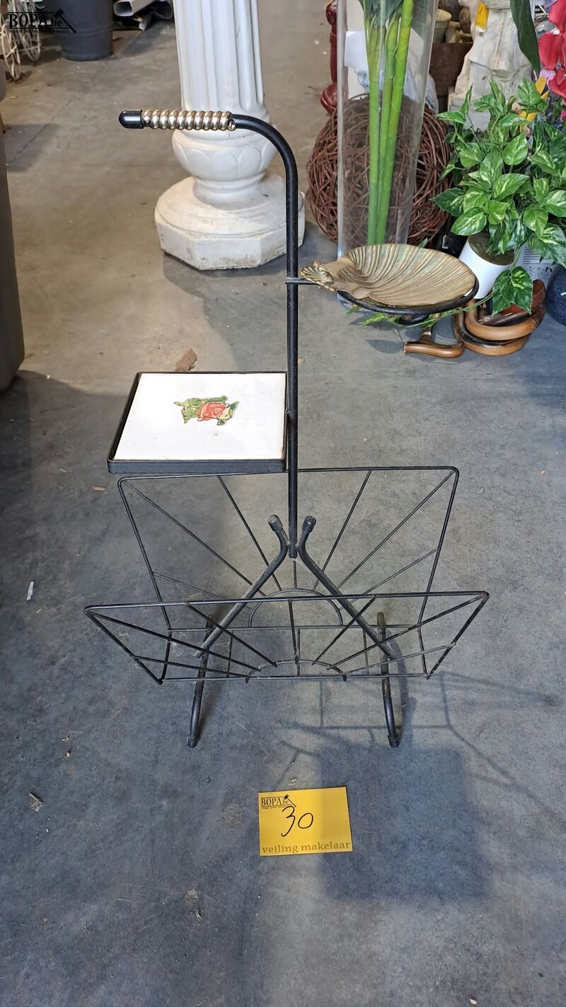 Vintage metalen lectuurbak Mid-Century met ingebouwd rooksta – foto 3 – kavel bij BOPA Auctions, Aarsele