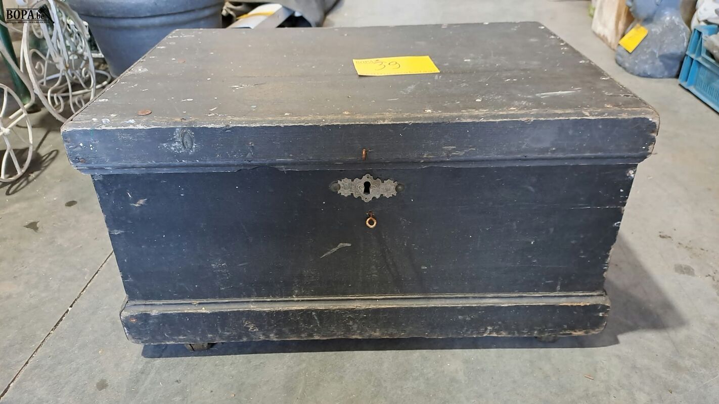 Houten zwarte kist met slot – foto 2 – kavel bij BOPA Auctions, Aarsele
