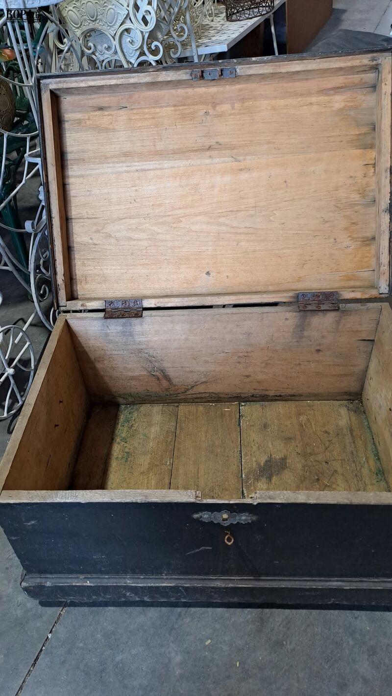Houten zwarte kist met slot – foto 3 – kavel bij BOPA Auctions, Aarsele