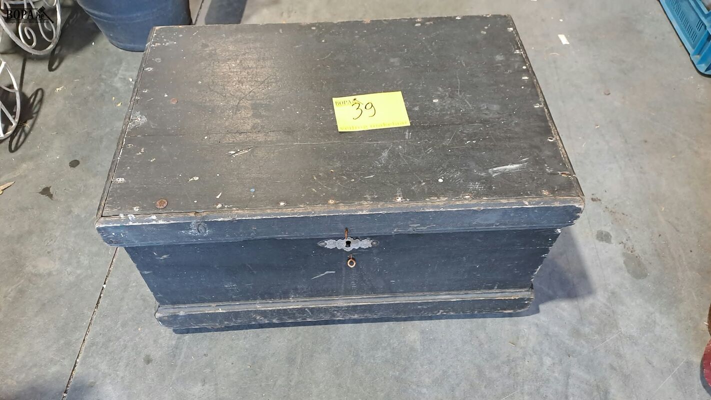 Houten zwarte kist met slot – foto 5 – kavel bij BOPA Auctions, Aarsele