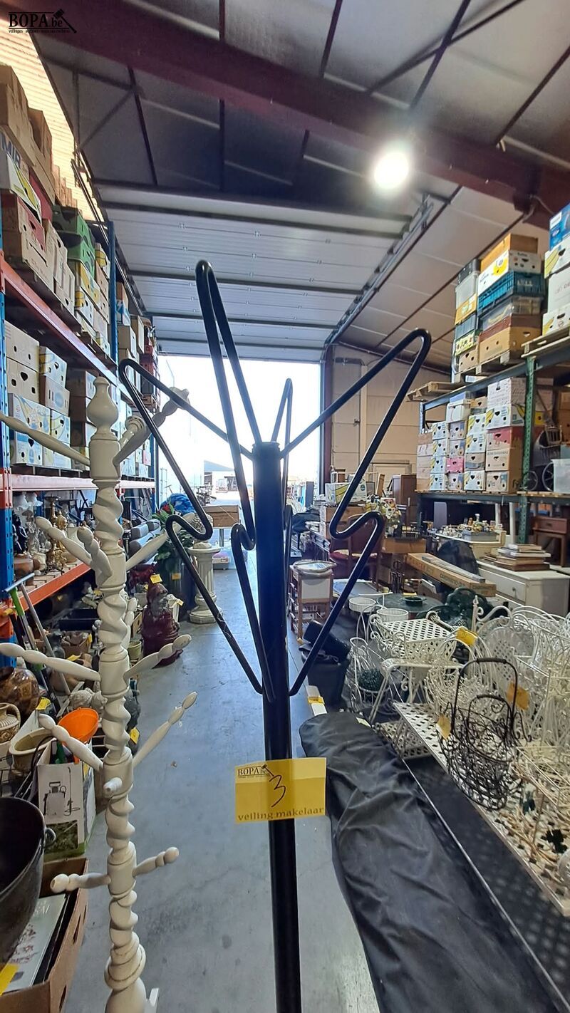 Zwarte metalen kapstok en witte houten kapstok – foto 4 – kavel bij BOPA Auctions, Aarsele