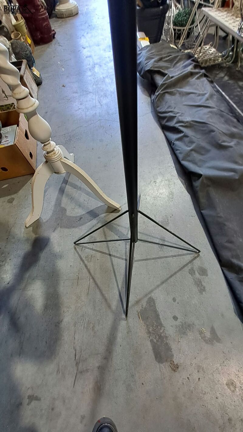 Zwarte metalen kapstok en witte houten kapstok – foto 5 – kavel bij BOPA Auctions, Aarsele