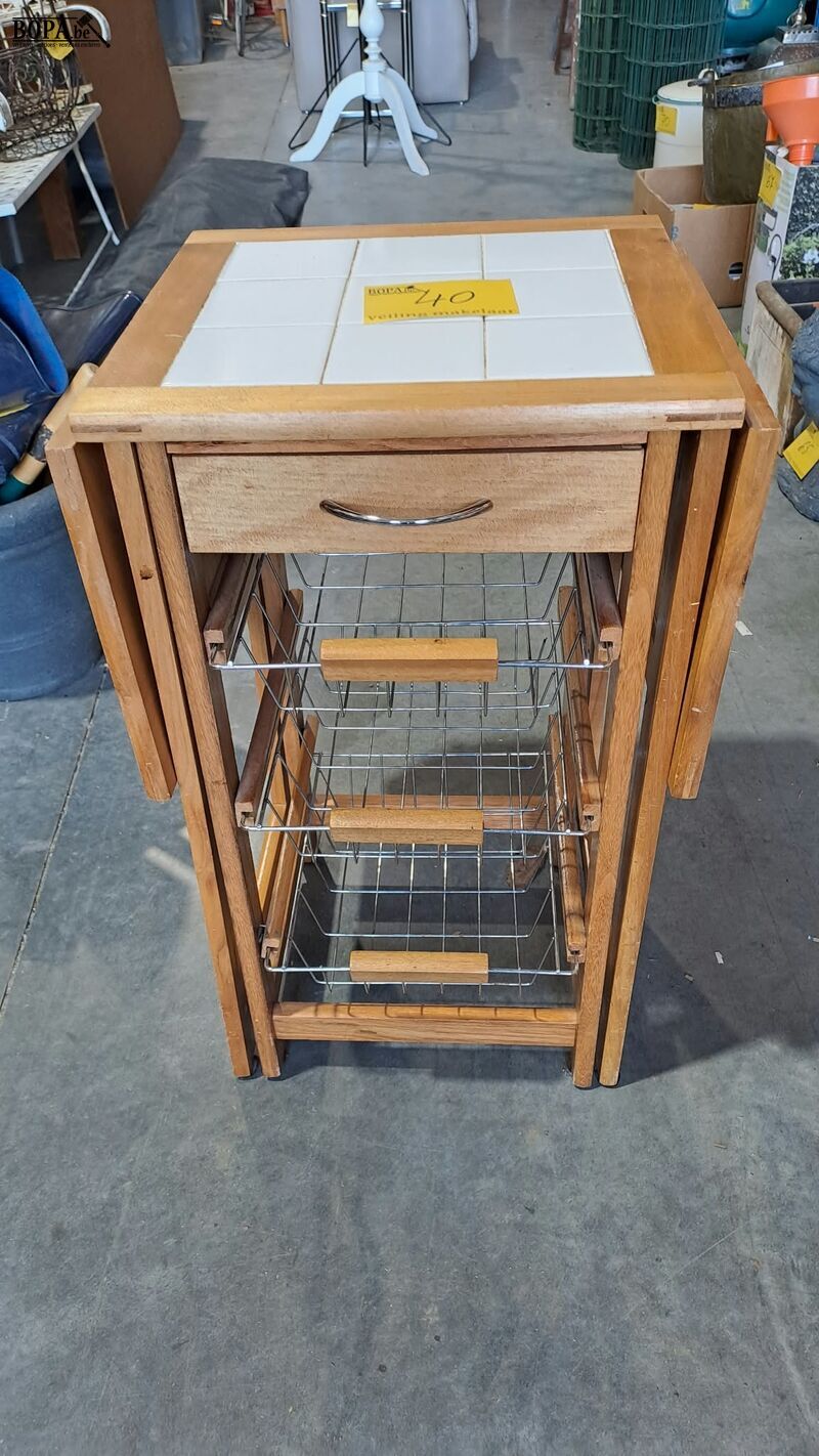 Inklapbare houten keukentrolley met wit tegelblad en metalen – foto 2 – kavel bij BOPA Auctions, Aarsele
