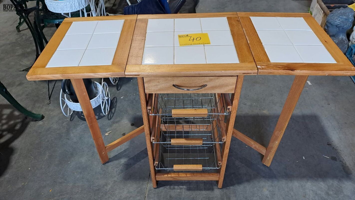 Inklapbare houten keukentrolley met wit tegelblad en metalen – foto 3 – kavel bij BOPA Auctions, Aarsele