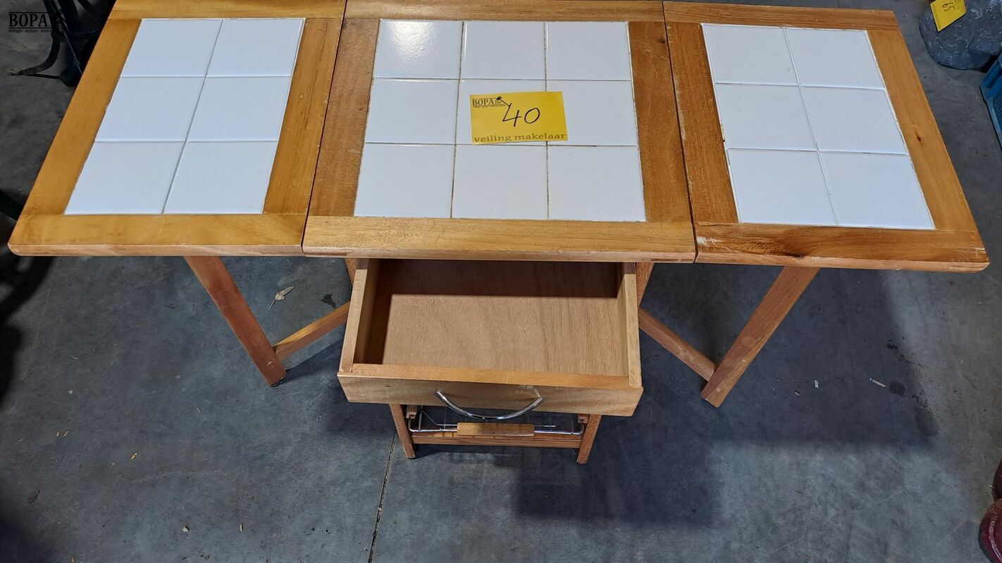 Inklapbare houten keukentrolley met wit tegelblad en metalen – foto 5 – kavel bij BOPA Auctions, Aarsele