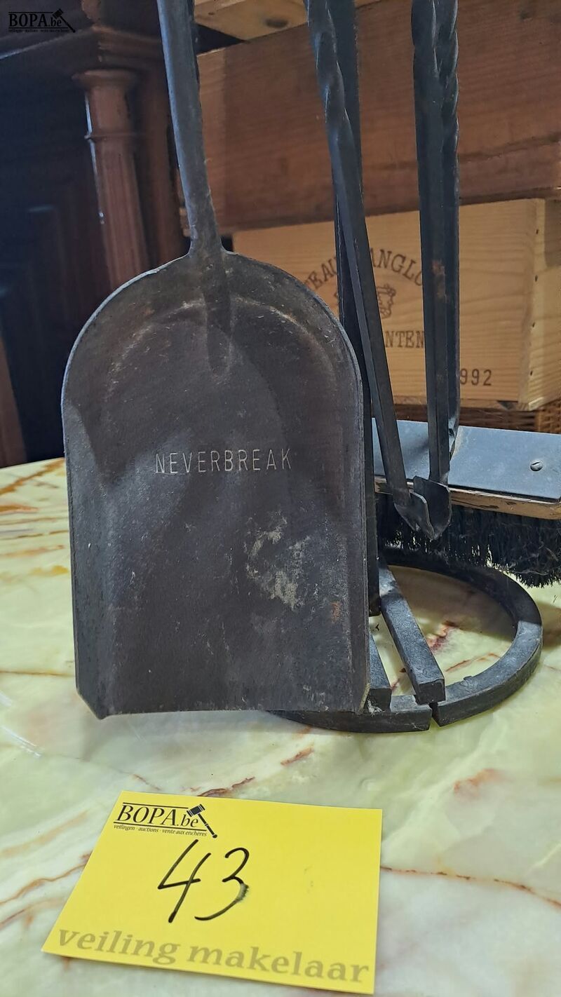 Antiek 4-delig haardstel van gesmeed ijzer – foto 3 – kavel bij BOPA Auctions, Aarsele
