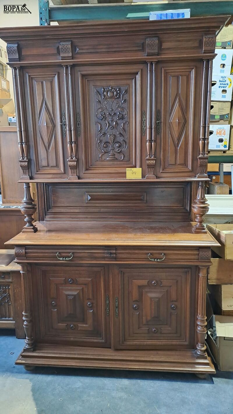 Meubelstuk 19e E Henri II-stijl gedetailleerd houtsnijwerk – foto 2 – kavel bij BOPA Auctions, Aarsele