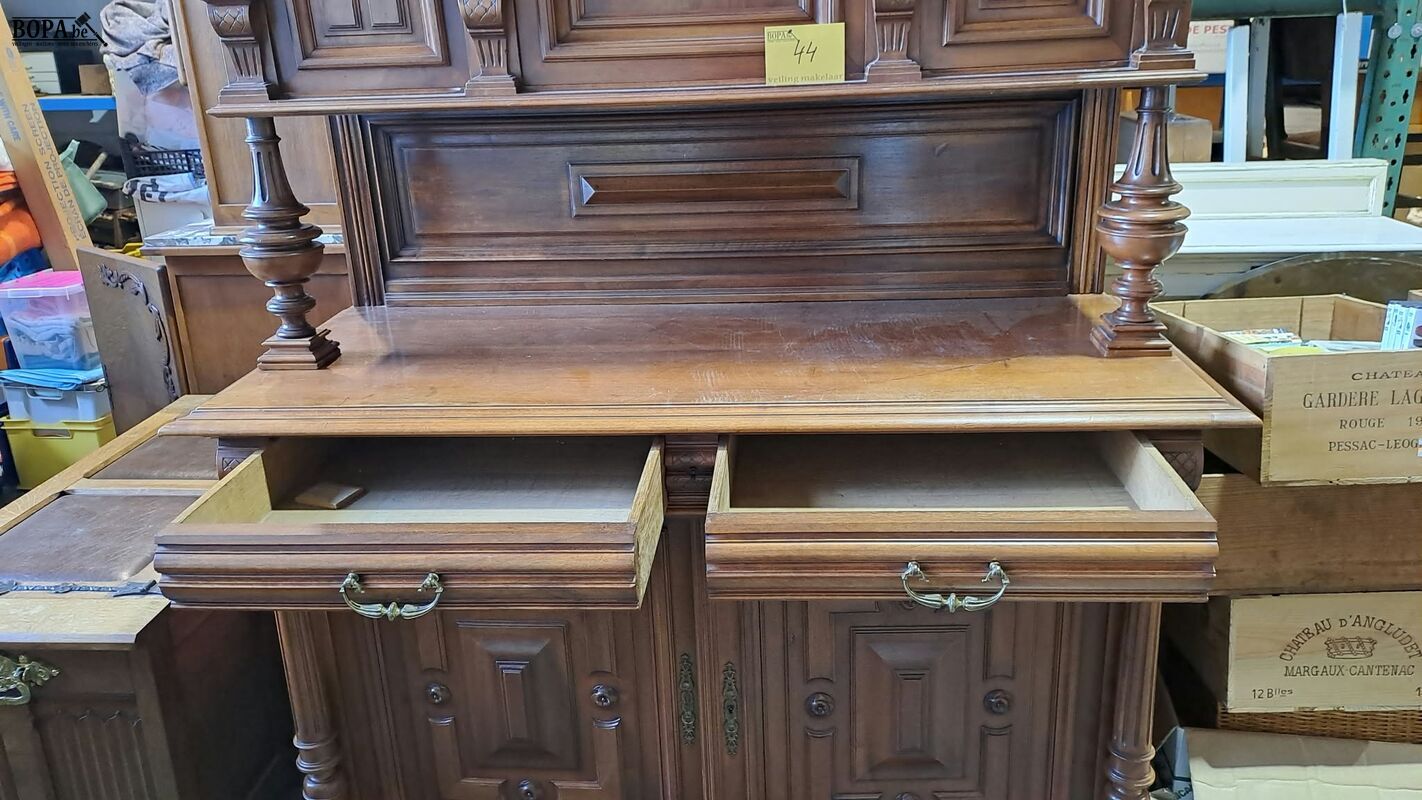 Meubelstuk 19e E Henri II-stijl gedetailleerd houtsnijwerk – foto 4 – kavel bij BOPA Auctions, Aarsele