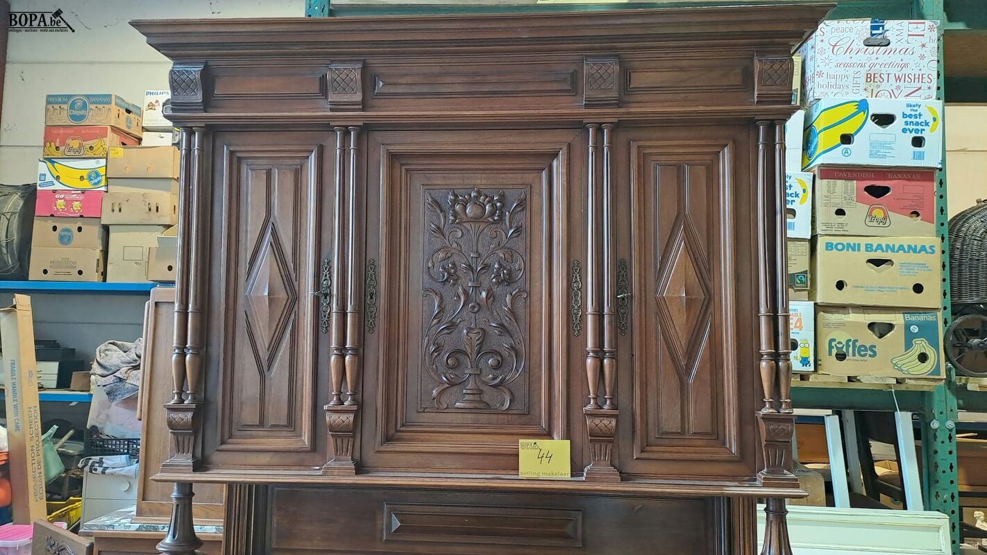 Meubelstuk 19e E Henri II-stijl gedetailleerd houtsnijwerk – foto 5 – kavel bij BOPA Auctions, Aarsele