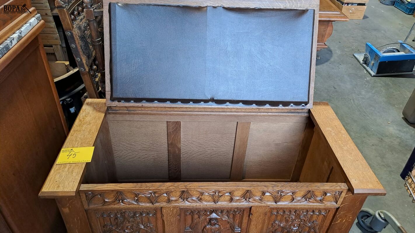 Antieke eikenhouten meubelstuk in Gotische stijl houtsnijwer – foto 5 – kavel bij BOPA Auctions, Aarsele