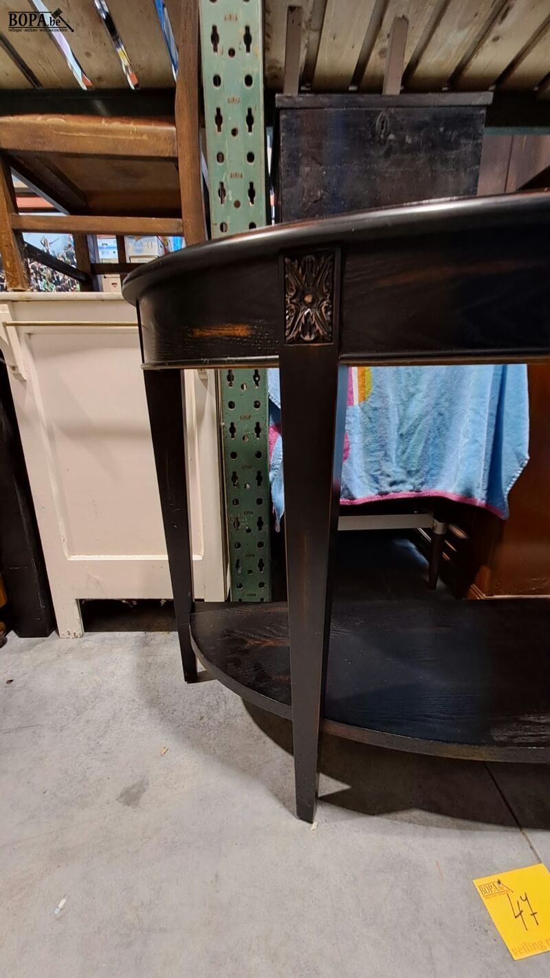 Donker halfronde houten sidetable Art Deco met sierlijk hout – foto 3 – kavel bij BOPA Auctions, Aarsele