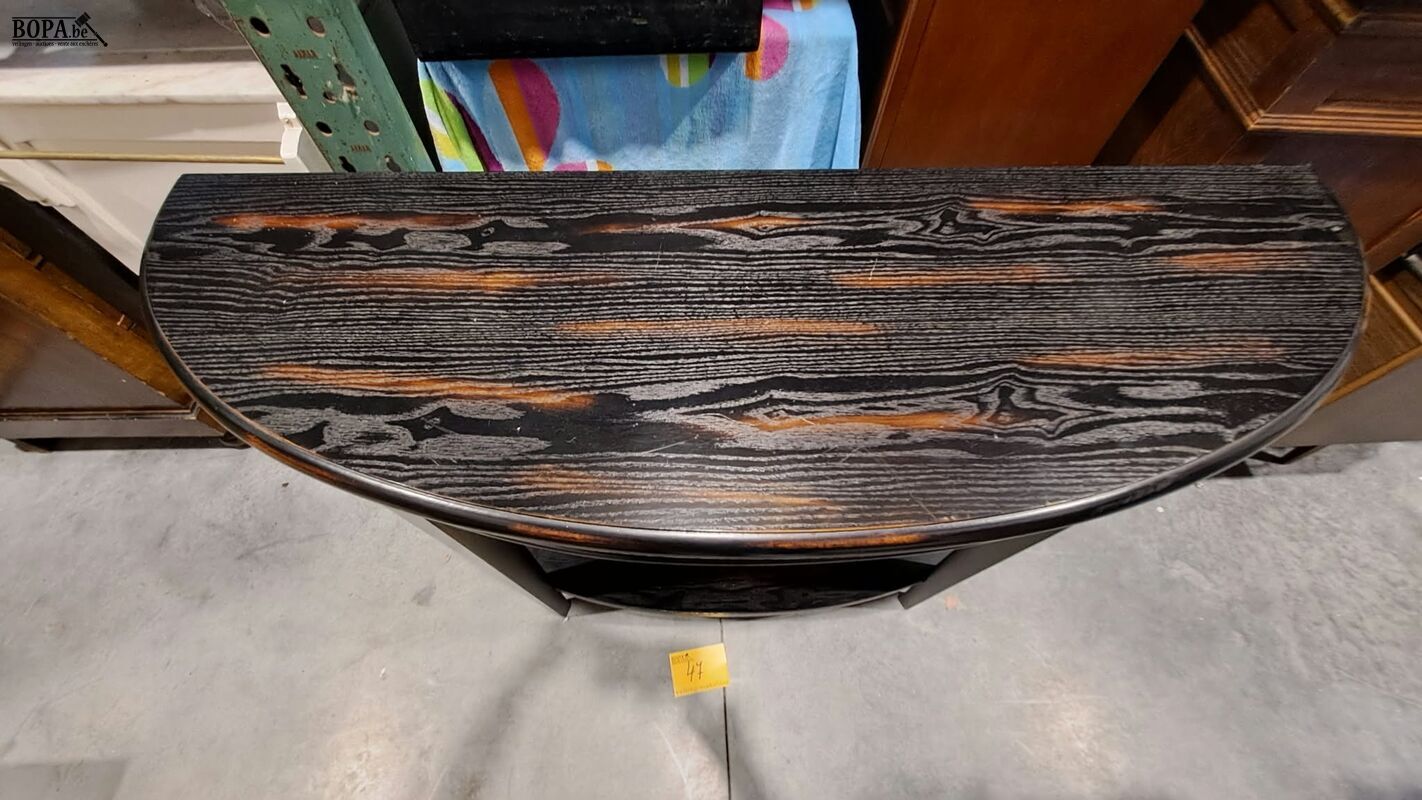 Donker halfronde houten sidetable Art Deco met sierlijk hout – foto 4 – kavel bij BOPA Auctions, Aarsele