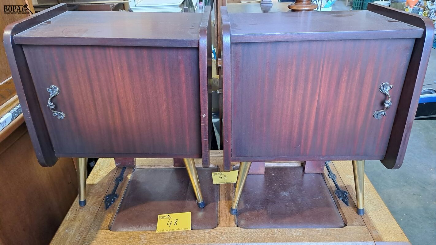 Twee identieke vintage nachtkast koperen afwerking en fineer – foto 2 – kavel bij BOPA Auctions, Aarsele