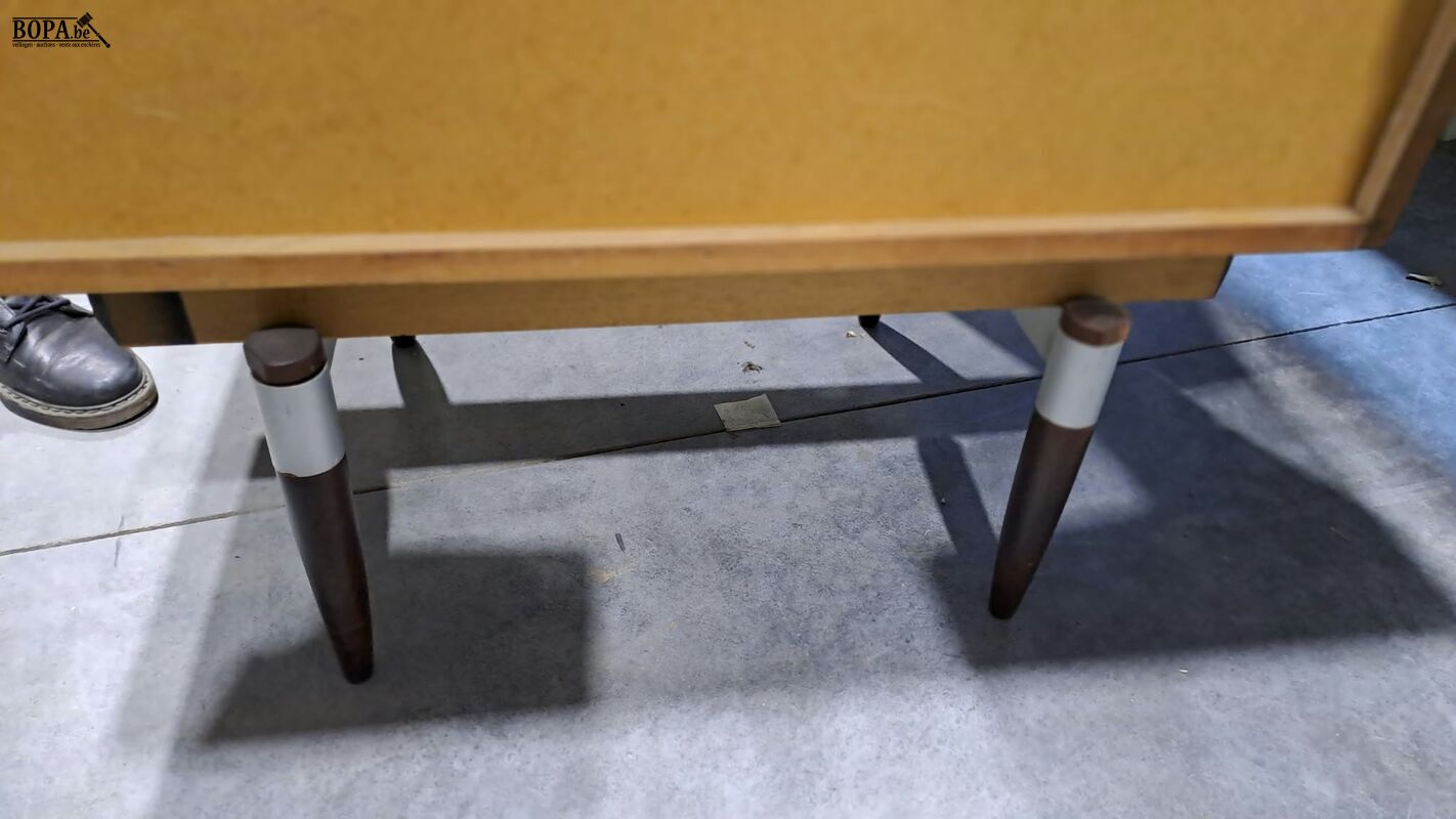 Ladekast van donker houtfineer met 3 lades Mid-Century – foto 6 – kavel bij BOPA Auctions, Aarsele