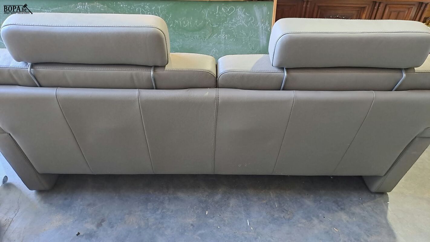 Moderne grijze lederen bank (2/3 zit) met brede armleuningen – foto 3 – kavel bij BOPA Auctions, Aarsele
