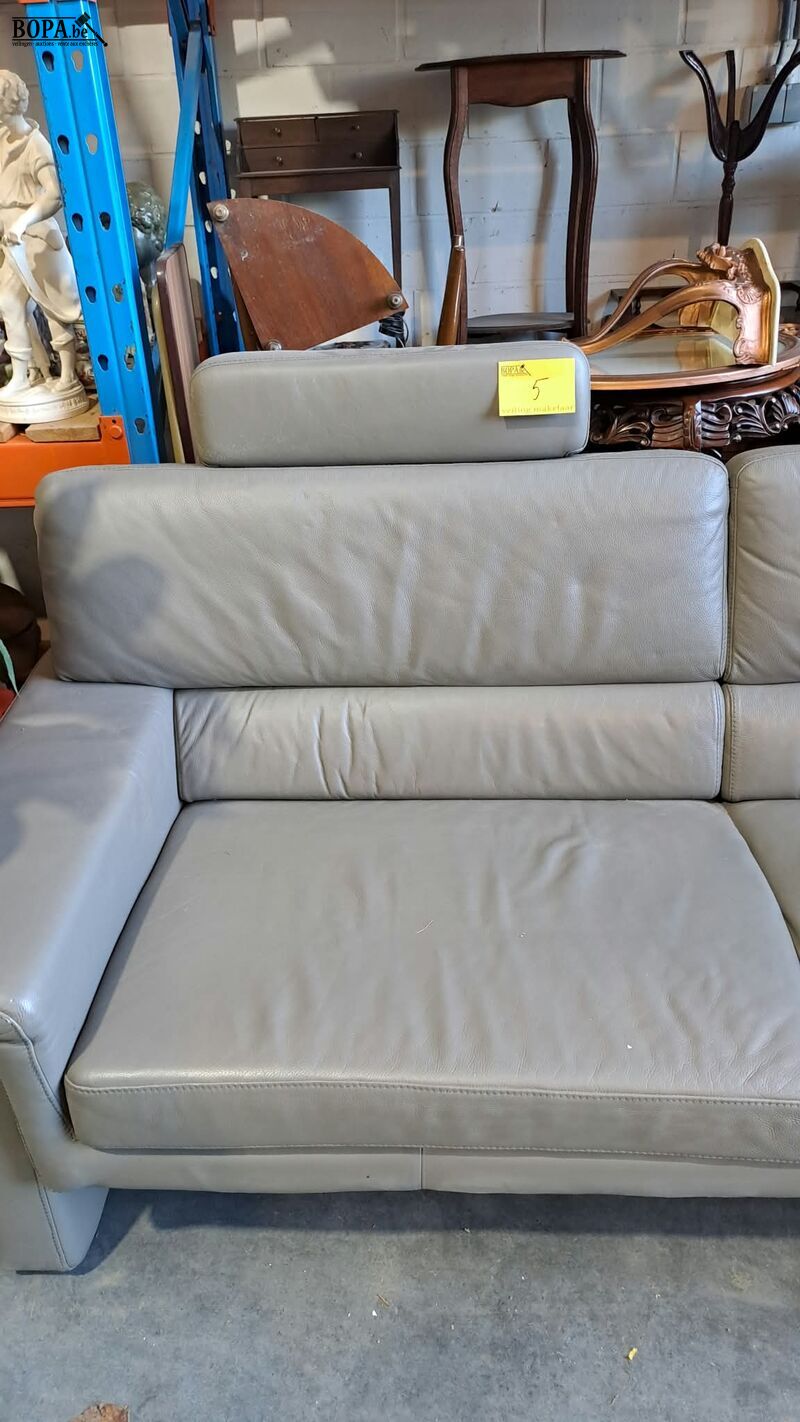 Moderne grijze lederen bank (2/3 zit) met brede armleuningen – foto 4 – kavel bij BOPA Auctions, Aarsele