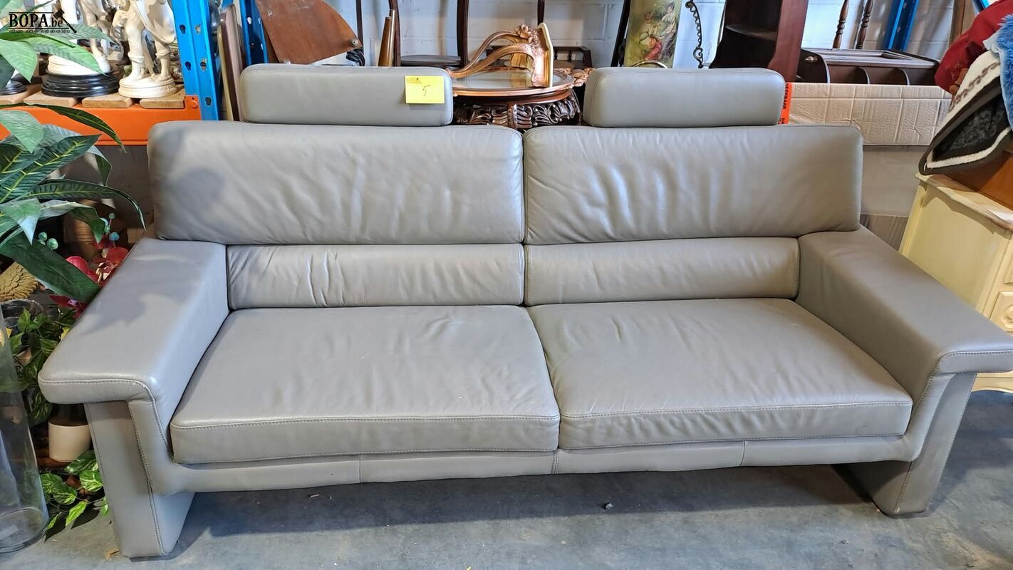 Moderne grijze lederen bank (2/3 zit) met brede armleuningen – foto 5 – kavel bij BOPA Auctions, Aarsele