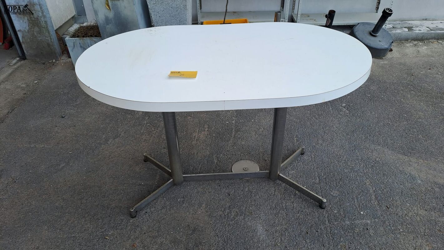 Vintage ovale eettafel met wit blad en kenmerkend metalen on – foto 2 – kavel bij BOPA Auctions, Aarsele